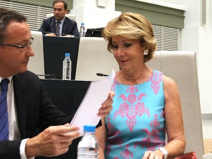 &Iacute;&ntilde;igo Henr&iacute;quez de Luna con Esperanza Aguirre en el pleno municipal de Madrid. 