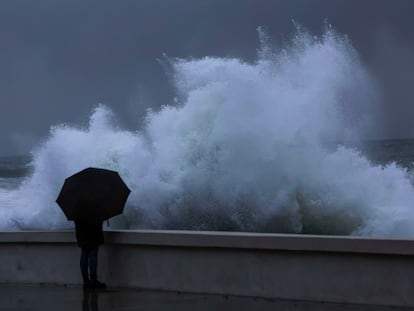 Una persona observa cómo rompía el fuerte oleaje en la costa de Baiona (Pontevedra) el pasado 3 de noviembre.