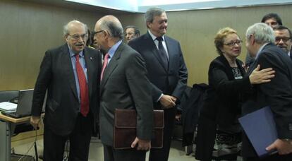 Montoro y Beteta saludan a los consejeros económicos de Cataluña, Andreu Mas-Colell, y de Andalucía, Carmen Martínez, respectivamente