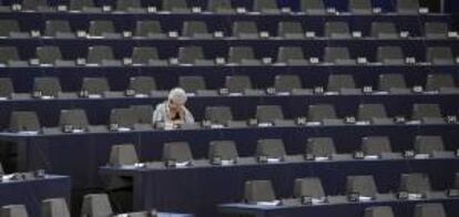 La eurodiputada Edit Bauer ocupa su escaño durante un debate del pleno del Parlamento Europeo. EFE/Archivo