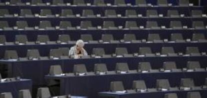 La eurodiputada Edit Bauer ocupa su escaño durante un debate del pleno del Parlamento Europeo. EFE/Archivo