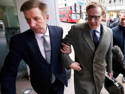 Alexander Nix (centro), CEO da Cambridge Analytica, chega a seu escritório em Londres