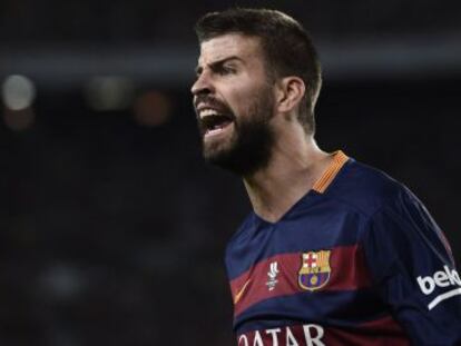 Piqué protesta al juez de línea en la jugada que le costó la expulsión.