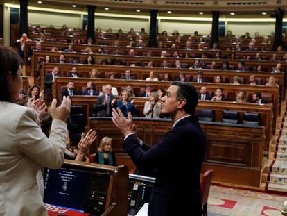 El candidato a la presidencia del Gobierno, Pedro Sánchez, al finalizar su discurso este sábado en el Congreso.