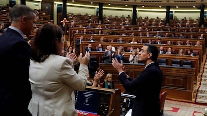 El candidato a la presidencia del Gobierno, Pedro Sánchez, al finalizar su discurso este sábado en el Congreso.