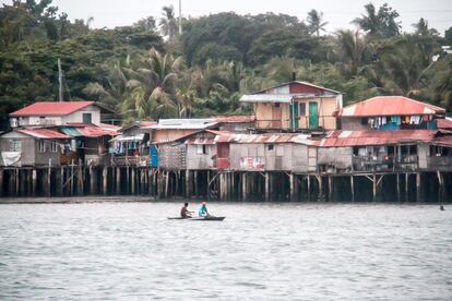 Barrio de 'squats' (barriadas construidas ilegalmente) junto a Cebú City, Filipinas. Este tipo de zonas son las más expuestas en caso de tifón, por su cercanía al mar y la precariedad de las viviendas.
