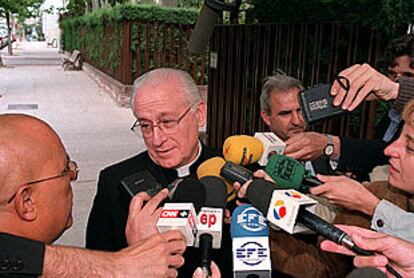 El cardenal de Barcelona, Ricard Maria Carles, ayer, a su llegada a la sede de la Conferencia Episcopal.