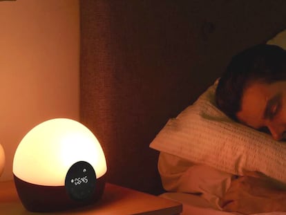 Recrean la luz del amanecer de forma gradual antes de que suene la alarma.