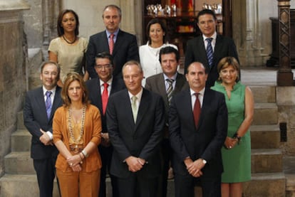 El Consell, con el nuevo presidente, antes del pleno extraordinario celebrado ayer en el Palau de la Generalitat.