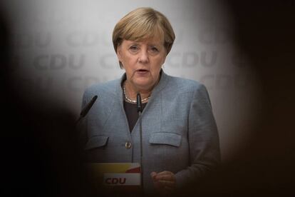 Ruede prensa de la canciller Angela Merkel al día siguiente de las elecciones generales en Alemania del 24 de septiembre. (Photo by Maja Hitij/Getty Images)