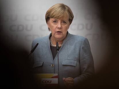 Ruede prensa de la canciller Angela Merkel al día siguiente de las elecciones generales en Alemania del 24 de septiembre. (Photo by Maja Hitij/Getty Images)