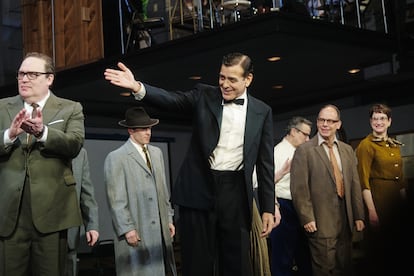 George Clooney como el periodista Edward R. Murrow, el 3 de abril de 2025, en la obra 'Good Night, and Good Luck' de Broadway (Nueva York).