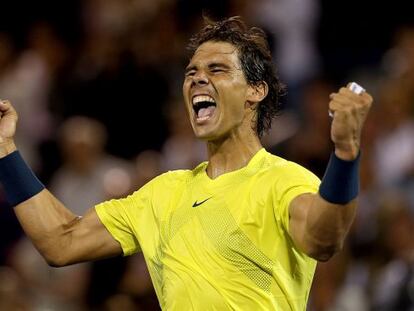 Nadal celebra su victoria sobre Djokovic.