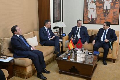 Desde la izquierda, el ministro de Asuntos Exteriores, Unión Europea y Cooperación, José Manuel Albares; el presidente del Gobierno español, Pedro Sánchez; el presidente del Ejecutivo marroquí, Aziz Ajanuch, y el ministro marroquí de Asuntos Exteriores, Nasser Bourita, durante una reunión de este miércoles en Rabat (Marruecos). 