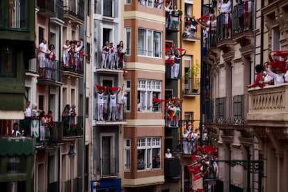 Los asistentes celebran con cánticos y gritos de alegría el comienzo de la fiesta más esperada del año en Pamplona.