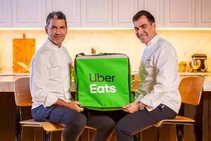 Los cocineros Paco Roncero (izq.) y Ramon Freixa (dcha.) sirven comida a domicilio como Cuatromanos.