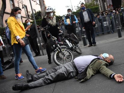 Los senadores del PAN, Xochitl Gálvez y Gustavo A. Madero, protestan en contra de la extinción de 109 fideicomisos.