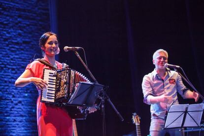 Julieta Venegas y Mart&iacute;n Buscaglia, el viernes, en el teatro Xirgu.