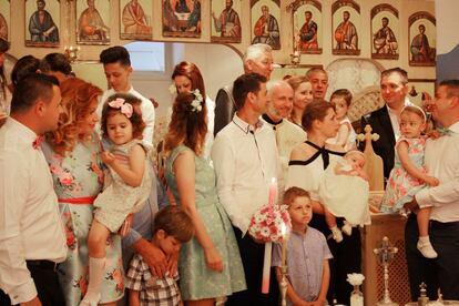 Los invitados a la ceremonia posan al final del bautizo. Después llega el momento de celebrar que Carla ya forma parte de la comunidad ortodoxa.