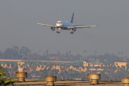 El aparato ha sobrevolado durante tres horas la ciudad de Los Angeles a la espera de un momento propicio para tomar tierra y para desemprenderse de la mayor cantidad de gasóleo posible.