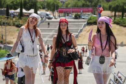 Gente llega al estadio Metropolitano para el concierto de Stray Kids.