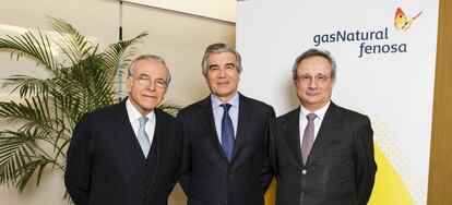 Isidro Fainé, junto a su sustituto en la presidencia de Gas Natural Fenosa, Francisco Reynés, y el exconcejero delegado, Rafael Villaseca, hoy, tras el consejo,