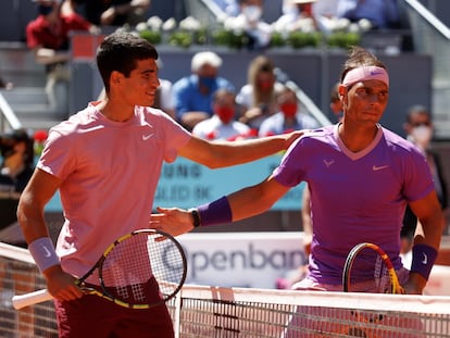 Carlos Alcaraz (a la izquierda) y Rafa Nadal, en una imagen de archivo tras un partido del Mutua Madrid Open.