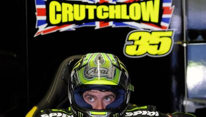 Crutchlow espera a salir a los entrenamientos.