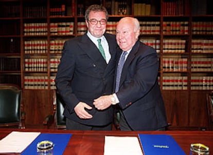César Alierta, presidente de Telefónica, y Jesús de Polanco, presidente de PRISA, tras firmar el acuerdo.