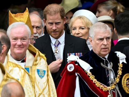 Los príncipes Enrique y Andrés de Inglaterra, hijo y hermano del rey Carlos, respectivamente, salían este sábado de la abadía de Westminster tras la coronación.