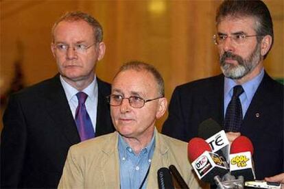 Denis Donaldson, flanqueado por los líderes del Sinn Fein Martin McGuinness (izquierda) y Gerry Adams, el pasado 9 de diciembre.