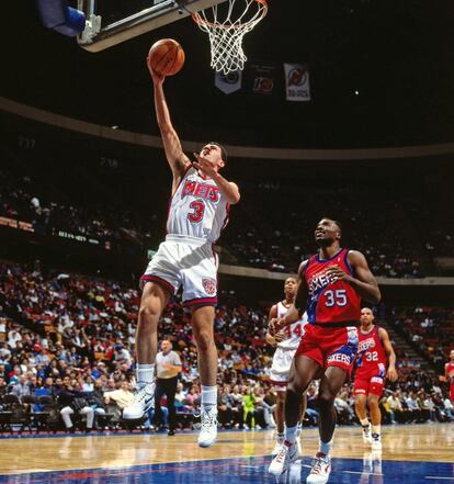 Drazen Petrovic anota una bandeja contra los Philadelphia 76ers en un partido de la NBA de la temporada de 1991.