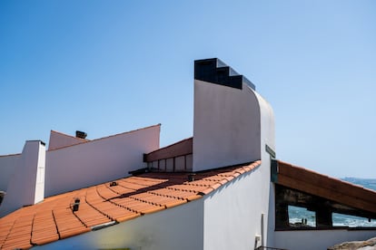 La cocina, el almacén y las áreas de los empleados están en la parte trasera del edificio, separados por una chimenea a modo de mástil.