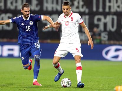 Elvir Koljic, de la selección bosnia, y Jan Bednarek, de la polaca durante el encuentro de la UEFA Nations League este 7 de septiembre.