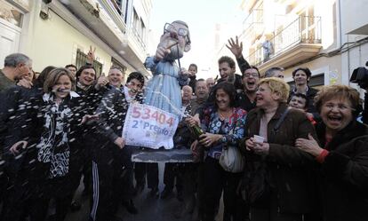 Los agarciados de la sede de manises del PP celebran el segundo premio con un ninot de Rajoy.