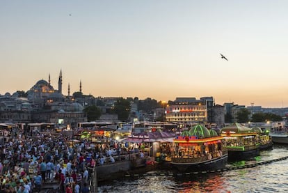 La ciudad turca de los tres nombres (primero se llamó Bizancio, luego Constantinopla y actualmente Estambul) atesora un patrimonio histórico y cultural milenario. La belleza de sus monumentos y la vida de sus calles atraerá durante este año a 12,6 millones de visitantes. El Gran Bazar, la Mezquita Azul o Santa Sofía son algunos de sus principales reclamos.

ALQUILAR UN PISO. Un piso de 80 metros cuadrados y dos habitaciones en el entorno de la Plaza Taksim no suele superar los 900 euros al mes.