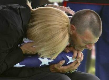 Kathy y Darrell Chambers, durante el entierro de su hijo, muerto en Irak el 1 de julio, en Ringgold (Georgia).