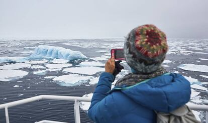 Icebergs en North Spitsbergen y, abajo, auroras boreales desde el Hurtigruten.