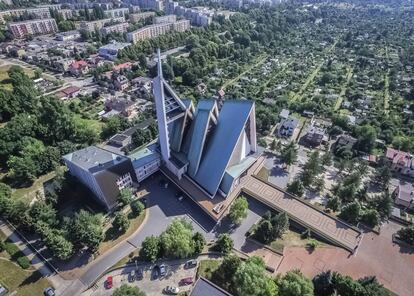 <strong>La iglesia por el tejado</strong>. Iglesia de Nuestra Señora de la Victoria, en Częstochowa. La construcción de este templo se llevó a cabo con un proceso casi de lógica inversa, comenzando por el techo para ir después añadiendo bloques y ladrillos. Es habitual encontrar distintos materiales en un mismo elemento del edificio, pues se iban incorporando en función de lo que hubiese disponible. |