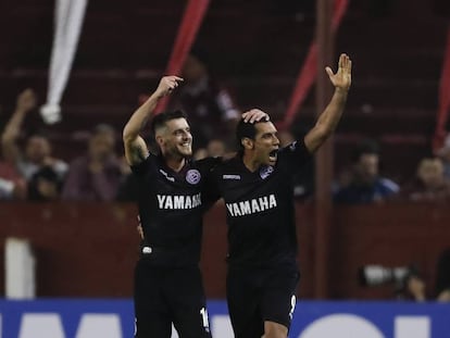 Silva y Sand celebran el cuarto gol granate, el de la hazaña.