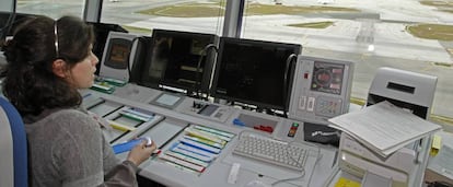 Una controladora en el aeropuerto de Madrid-Barajas Adolfo Suárez.