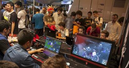 Varios asistentes a Gamesweek en la feria del a&ntilde;o pasado.