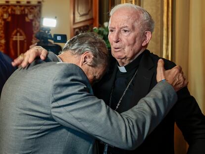 Una persona abraza en el palacio arzobispal de Valencia al cardenal Antonio Cañizares este lunes.