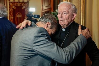Una persona abraza en el palacio arzobispal de Valencia al cardenal Antonio Cañizares este lunes.