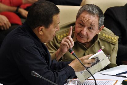 El presidente cubano, Raúl Castro (derecha), con el de Venezuela, Hugo Chávez, en La Habana.