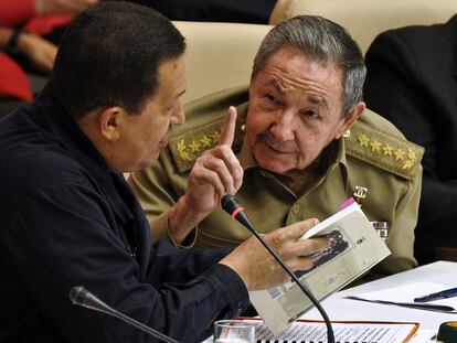 El presidente cubano, Raúl Castro (derecha), con el de Venezuela, Hugo Chávez, en La Habana.