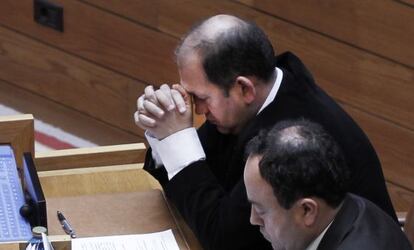 El diputado Xaqu&iacute;n Fern&aacute;ndez Leiceaga, a la izquierda, durante el pleno parlamentario de ayer.