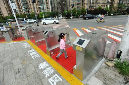 Una niña se dispone a  cruzar un paso de cebra tridimensional en Wuhan (China).