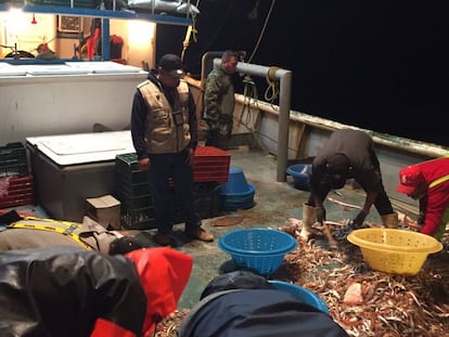 Un barco de camarón que fue encontrado por la Marina trabajando dentro del área protegida de la vaquita marina y la totoaba, en 2017 en el mar de Cortés (Baja California).