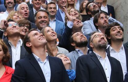 Albert Rivera i Juan Carlos Girauta, amb la resta de candidats de Ciutadans.